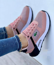 Cargar imagen en el visor de la galería, Lacoste Dama Comfort: Comodidad premium que te acompaña todo el día.