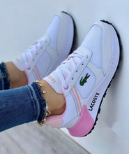 Cargar imagen en el visor de la galería, Lacoste Dama Comfort: Comodidad premium que te acompaña todo el día.